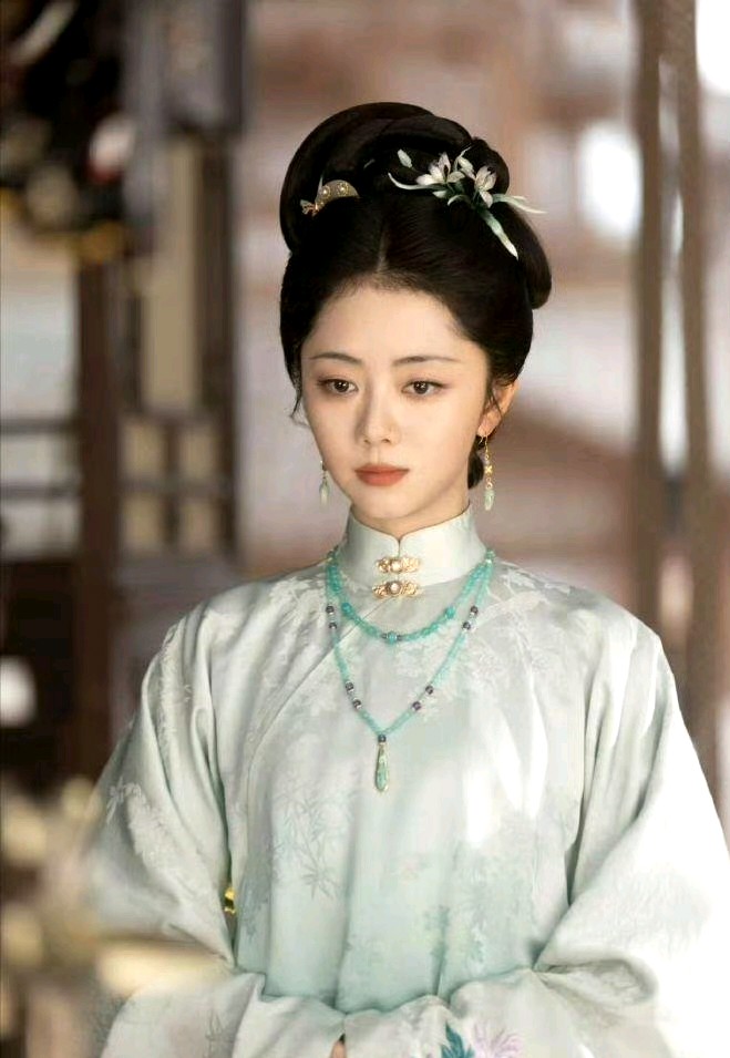 谭松韵一直被观众说自己三十多了还演少女，但是她的新剧《兰香如故》很不一样的，谭松韵在这部剧一直从16岁演到80岁。
从丫鬟到当家主母的故事。
有点期待了。谭松韵