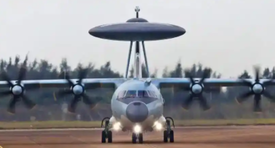 这下算是看明白了！中方正在埃及参加演习时，飞在西奈半岛上空的空警-500预警机，位置正好能盯到13枚伊朗重型弹道导弹袭向约旦美军空军基地，整个过程几乎等于在眼前实时上演！
 
2026年8月21日凌晨，参加“文明之鹰-2026”联合训练的中国空军多型战机，跨越6000多公里抵达埃及。中国军网披露，这