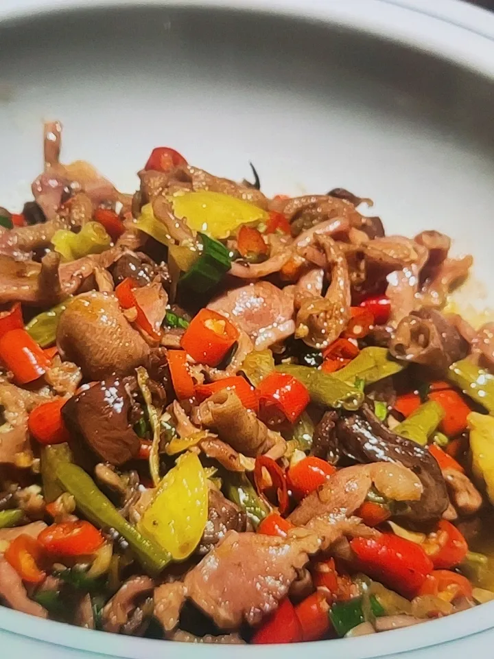 今晚出去吃漂亮饭，这个酸辣鸡爪超级好吃，而且非常的开胃。下次还会继续点它。