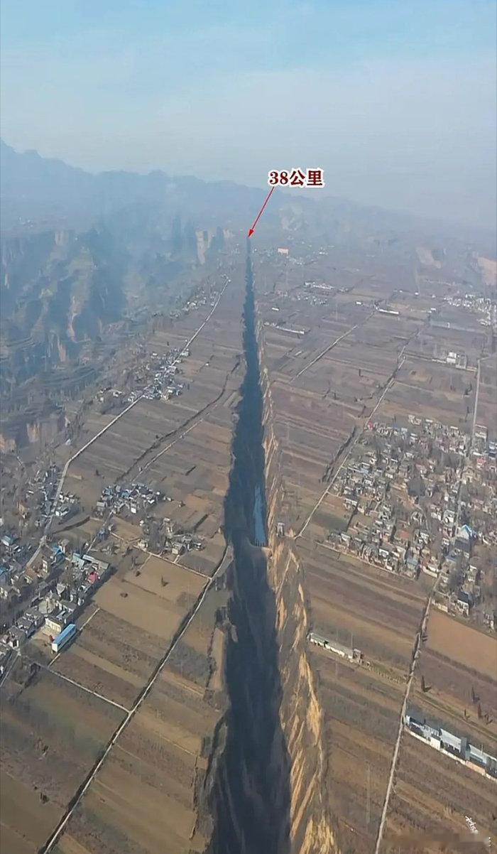 #原来山西也有座大裂谷# 山西大裂谷：深藏于河东大地的“地球伤疤”

在山西省运城市平陆县，隐藏着一处令人叹为观止的自然奇观——山西大裂谷。它并非默默无闻的沟壑，而是一部由亿万年地质运动书写、被民间传说浸润，又在现代科技下惊艳世人的立体史书。

地质奇观：千万年雕琢的裂痕

山西大裂谷属 ​