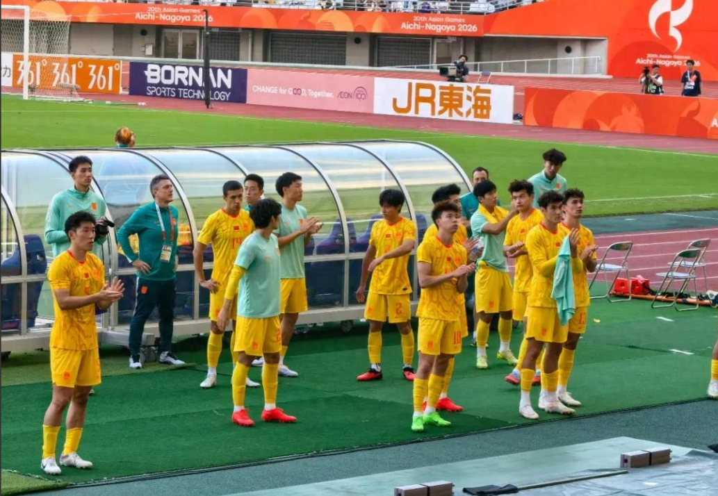 中国足协着实坐不住了！虽说U23国足1:2惜败韩国虽败犹荣，但身为亚足联最大的金主之一，国足却频频遭遇裁判针对，好不容易队伍在精神面貌气场等方面有了起色，却要被场外因素打压。

就在9月30日的亚运会男足半决赛赛场上，这支年轻的队伍结结实实给球迷上了一半惊喜、一半憋屈的一课。

开场第23分钟，张玉