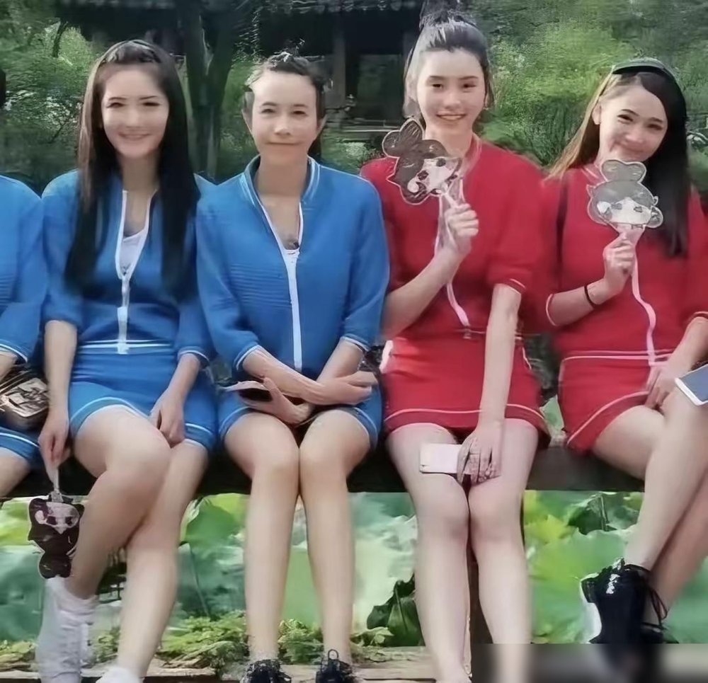 55岁莫文蔚一双腿，又把网友干沉默了。
米兰街头生图，没修，腿又细又直，跟两根筷子似的。有人夸绝，有人看着别扭，说这腿直得反人类，缺了活人该有的弧度。
吵来吵去，核心就一句：纯直细，到底美不美？你看她穿高开衩走红毯，镜头怼着拍，肌肉线条绷得紧，没一丝赘肉。这状态，放娱乐圈也是独一份。
可偏偏有