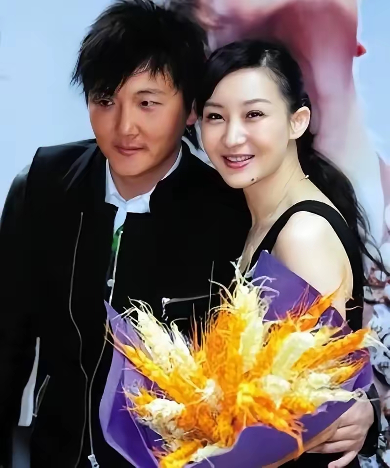1999年，成名后的孙楠抛弃了同居10年的女友辛欣，转身娶了神交已久的买红妹。10年后，买红妹生完二胎，孙楠却说：“我爱上别人了，她还怀了我的孩子，我们离婚吧！”

孙楠的第一段感情，满是落魄时的相守与成名后的背叛，在他还没走红、无人问津的年代，是辛欣陪他熬过最灰暗的十年。

那时候的孙楠，说白了就