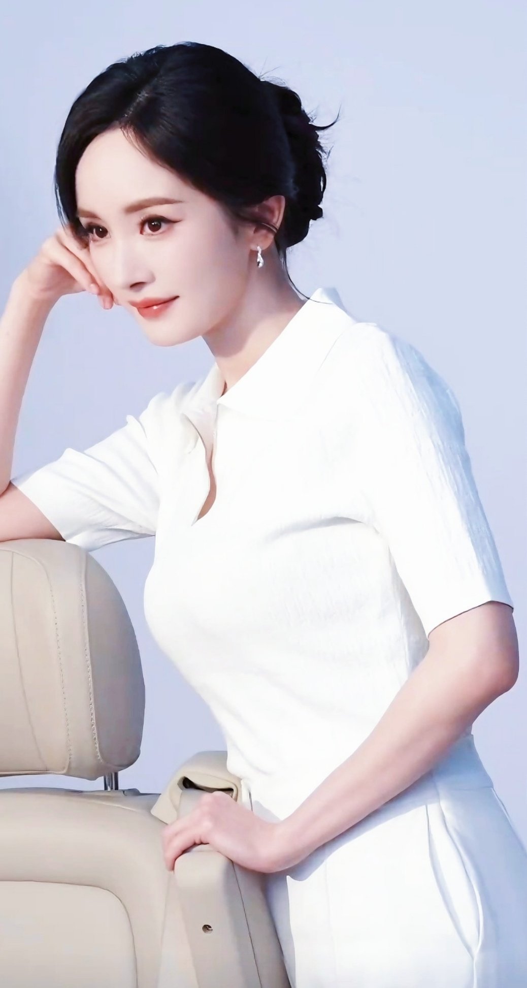 #杨幂这个活人感#不得不佩服杨幂的社交感染力，临时发起的wink小游戏，把黄晓明、张译等前辈都带动起来。不摆明星架子，随性又会整活，鲜活真实的状态，让大家觉得格外亲切舒服。[比耶] ​
