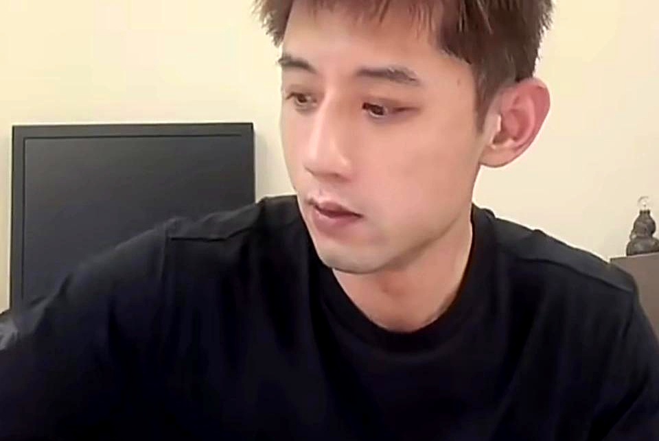 体育圈这出隔空互撕真是让人大跌眼镜
 

前国手直播直接开炮指责张继科装样逃避
 

直言对方纯粹是扛不住输球压力才跑路
 

张继科之前说走是因为环境压抑不想迎合
 

刘丁硕反手就怼说穿了还不是因为打不过
 

这表面上看是两个运动员的嘴仗
 

其实藏着两代人完全不同的生存哲学
 

一个拼命