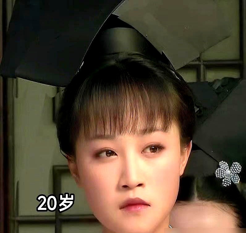 回看孙俪当年在片场的样子，瞬间明白现在的小花到底缺什么了。

当年这帮人接戏，是指着翻身的。蒋欣演华妃，眼神对权力和宠爱的贪婪根本不掩饰，跋扈是“饿”出来的。陶昕然演安陵容，前期手脚别扭极其局促，后期黑化，眼底全是踩着人血往上爬的狠。热依扎眼里透着野性，看皇上像路人，护甄嬛不要命。

人一饿，眼神根