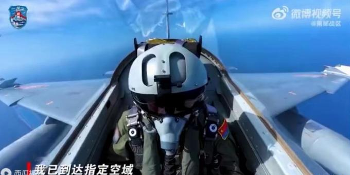 战鹰出击黄岩岛！忍无可忍，就不再忍，该出手时就出手！9月2日，南部战区组织海空兵力，在中国黄岩岛领海领空及周边海空域开展战备警巡。官方通报里有一句话藏着整件事的底牌“8月份以来，战区部队组织海空兵力持续加强黄岩岛领海周边海空域巡逻警戒”。
 
从“巡逻警戒”到“战备警巡”，不是换了个说法那么简单。