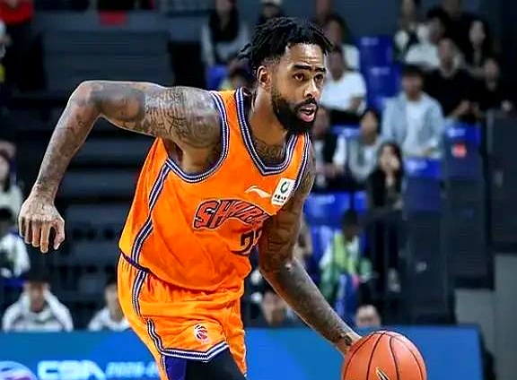 拉塞尔首节2分0助攻，16比19，这比分看得人真挠头。
原以为NBA来的后卫打C