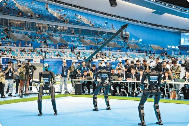 8月22日至26日，第二届世界人形机器人运动会将在北京国家速滑馆"冰丝带"拉开帷幕。来自六大洲、16个国家的666支队伍、2056台机器人将同台竞技，赛项从首届的26项翻倍至51项，比赛场次从487场激增至1301场，规模全面升级。

本届赛事的看点远不止"跑得快"。竞技赛新增跳远、举重、拔河和乒乓球，田径完 ​