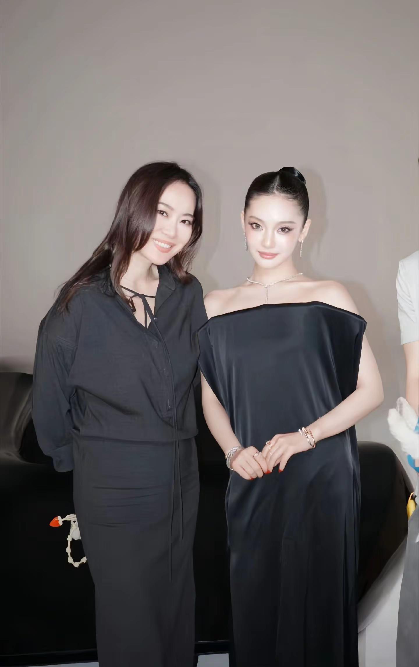 宁艺卓与芭莎主编的合照  两位优秀的女性。