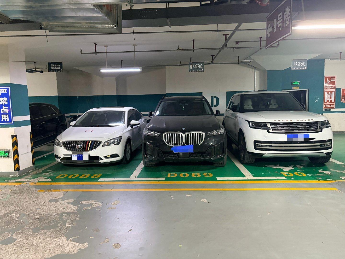 隔壁大哥真有钱啊，这次又换了白色揽胜。这个车位累计换了多少车了：黑揽胜，特斯拉，银色奔驰，白smart。但是再有钱也不能挤我啊，压白线直接出不来，那我只好挤一挤别克大哥了。 ​
