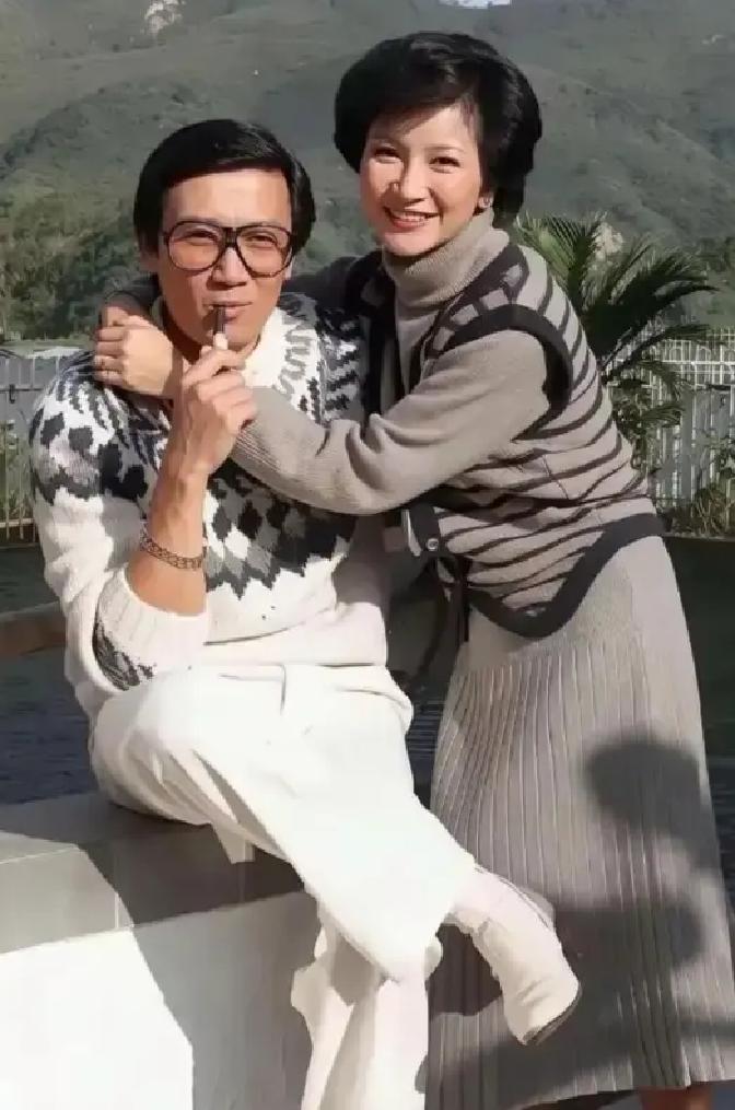 别看谢贤现在总戴着大墨镜一副老派浪子模样，倒退四十来年，当年28岁风头正盛的双料选美冠军狄波拉甘愿嫁他，还真不是没由头的。
那时候他43岁，在圈里早就是名头响当当的“四哥”了。
按常理说，差着整整15岁，女方又是正当红的港姐和亚洲小姐双料桂冠，怎么看都不像能安稳过日子的一对。
可翻出俩人当年在