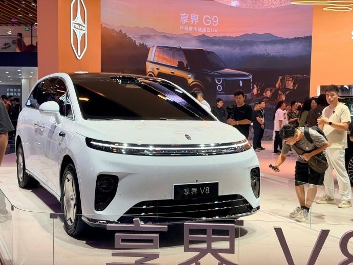 合资与豪华品牌新动态
‌奔驰‌：全新长轴距 GLE SUV 全球首秀，轴距达 3115mm，首批搭载 Momenta R7 智驾方案 。
‌宝马‌：新世代‌iX3 长轴距版‌开启预售，CLTC 续航突破 900km，10 分钟快充补能 400 公里 。
‌大众‌：ID.ER