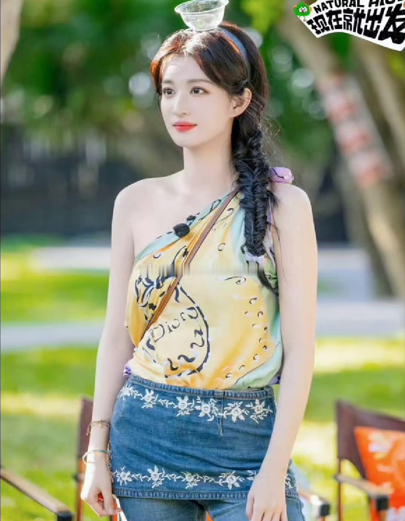 开播前：王楚然太清冷了，跟沈腾他们肯定融不进去，金晨的位置她接不住。

开播后：她炒个蛋翻车，狼人杀连投三个好人，笨蛋美女实锤。

换人原因官方没细说，网上说法先别当定论。节目要的可能不是复制金晨，而是给熟人局加个新变量。她外形清冷，做事却憨憨的，这种反差挺抓人。

厨房翻车、魔性笑声、不争镜头，让