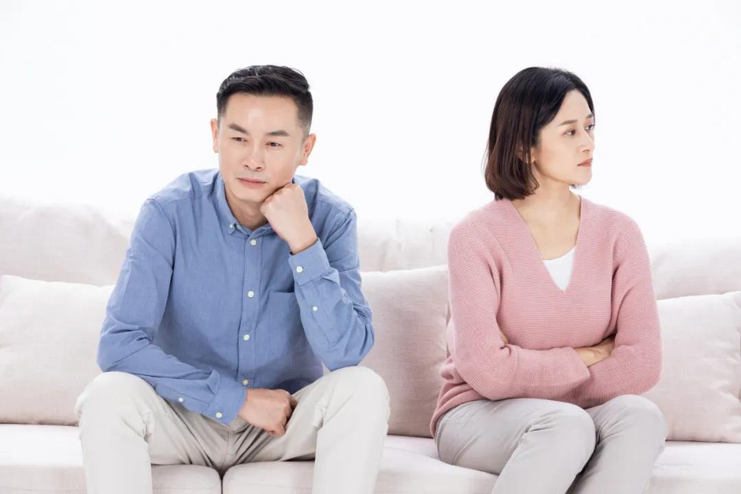 《婆婆离婚背叛家庭，家庭重建中的情感崩溃与温暖》：李伟站在客厅中央，望...