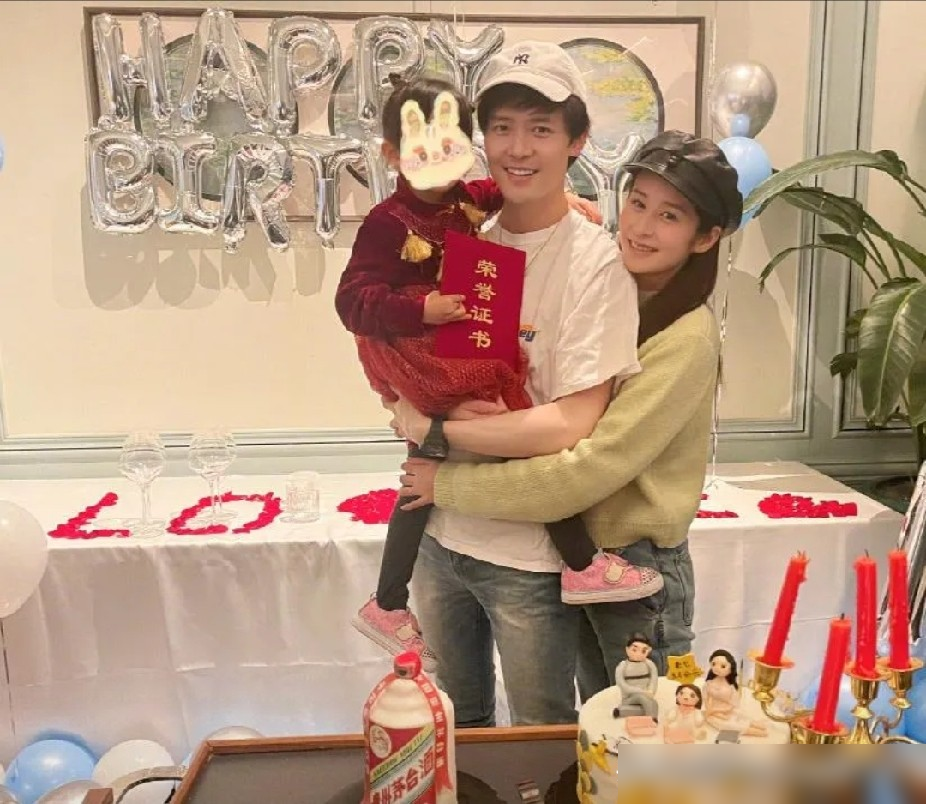 付辛博上节目被问女儿，那眼神一下就软了。可你翻遍他俩社交账号，愣是找不到一张孩子正脸。
他说女儿长得像他，说的时候嘴角压都压不住。但就是不给看。
再看看另一边。4岁小网红被亲表哥伸脚绊倒，评论区炸了，两千多万粉丝的账号，妈还在琢磨下条拍啥。更早那个韩国6岁童星，爸妈拿她当摇钱树，假装偷钱、假装怀