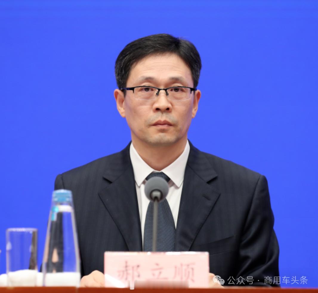 【鸿蒙智行全系累计交付超155万辆，深蓝汽车第100万辆整车量产下线】#商用车头条# 1、七部门：到2030年，全固态电池初步实现规模化应用
2、京津冀将加快建设世界级智能网联新能源汽车先进制造业集群，攻关固态电池、汽车芯片、操作系统等
3、鸿蒙智行全系累计交付超155万辆，速度登顶新势力品牌No.1
4 ​