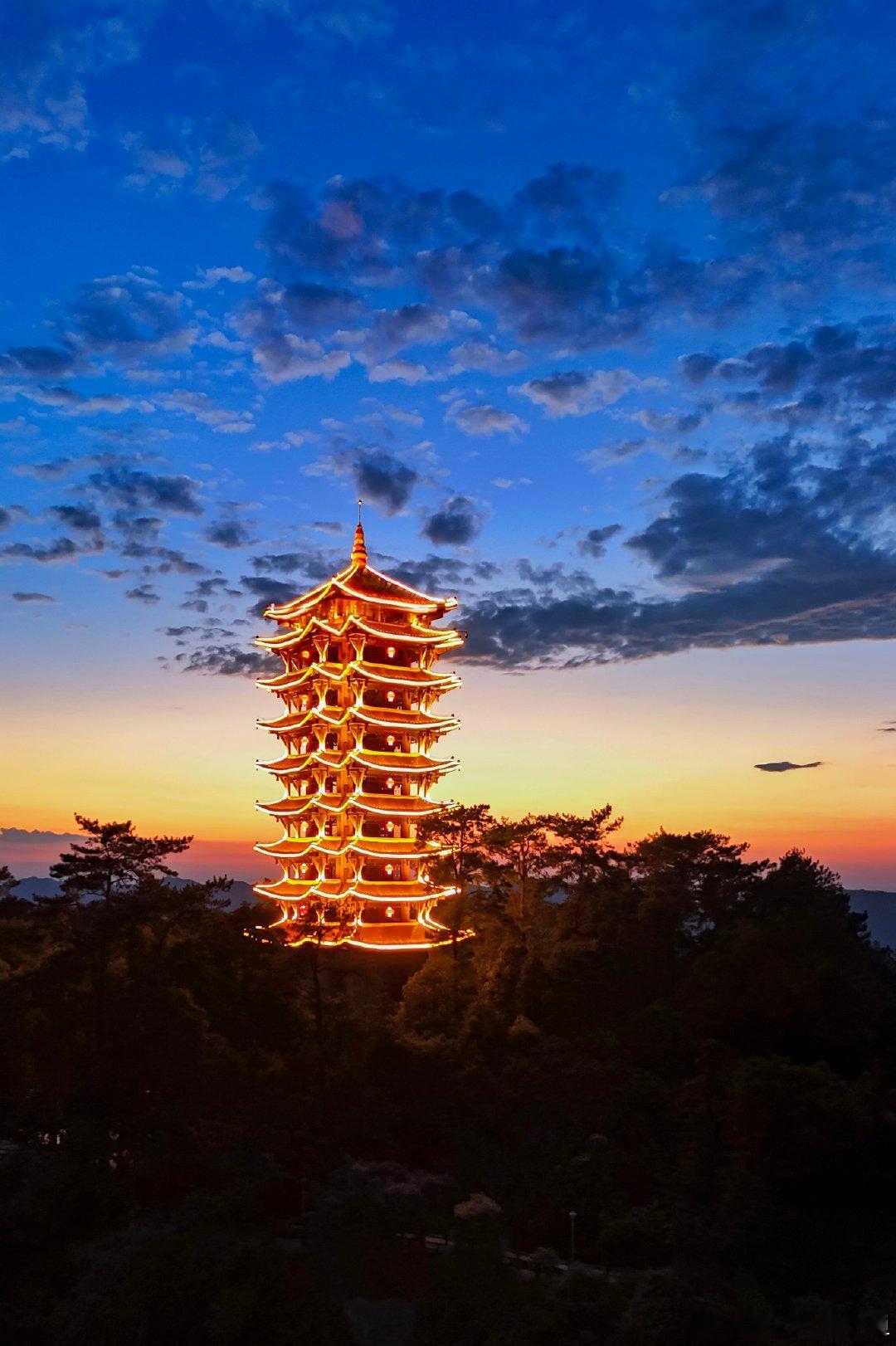 #晚安# 有的树在开花，有的树在落叶。世界很平静。——徐风 #晚安[超话]# （图/运营四分公司 刘畅） ​