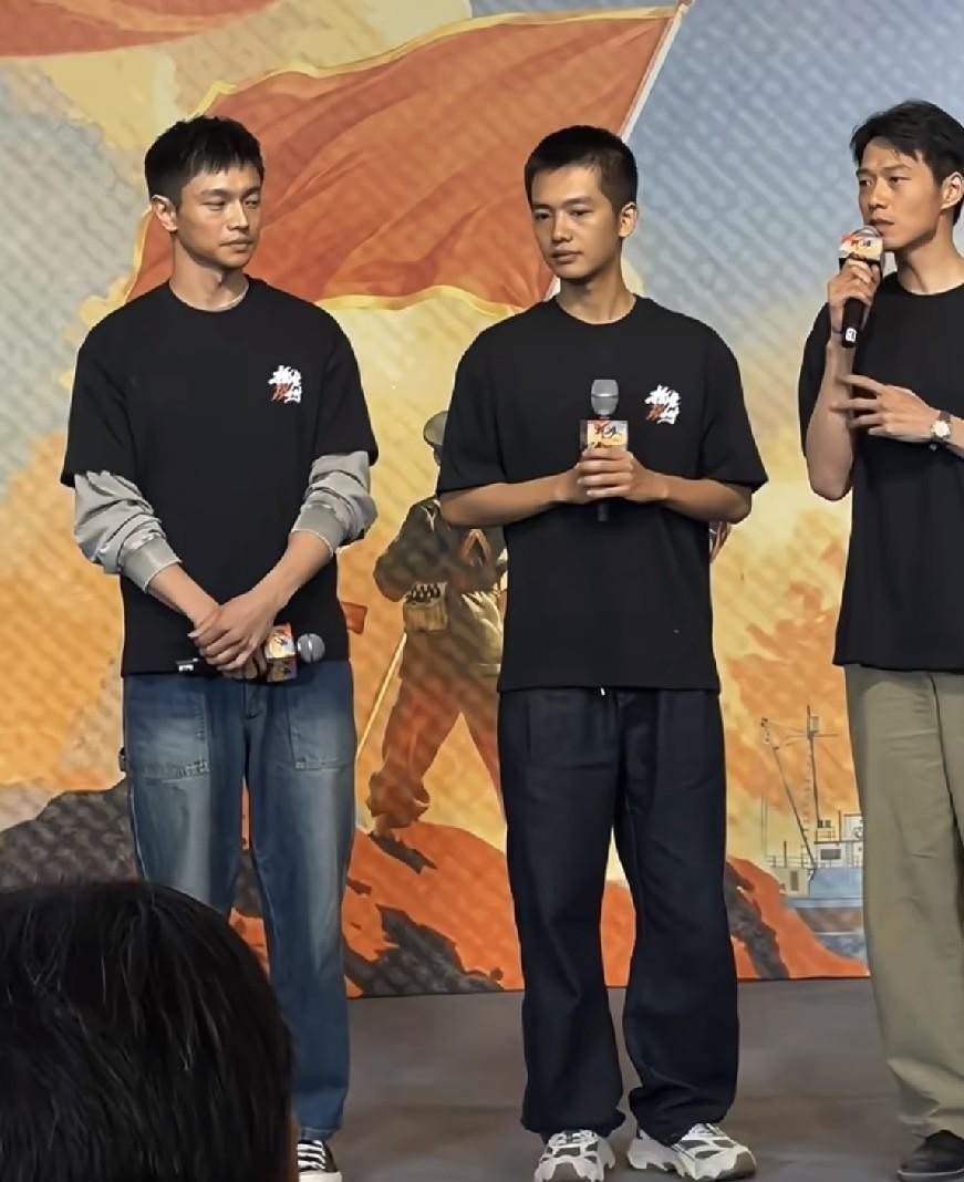 演员要是演技太好，连带着现实里的真实个头都能被观众给看走眼。
很多人看完电影《给阿嬷的情书》，总觉得里面那个“阿公”瘦瘦小小的，背影透着单薄，下意识都以为扮演者王彦桐顶多也就一米七出头。
结果到了新剧开机现场，他和魏大勋、黄曦彦往那一站，大家才猛然发现被银幕给“骗”了。
要知道魏大勋那可是实打
