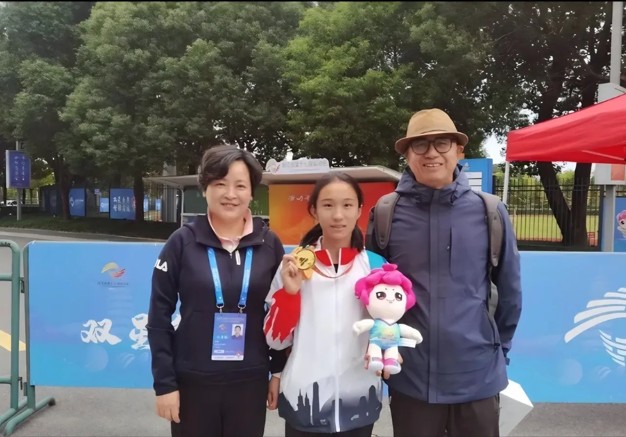 17岁的亚洲女子短跑新星陈妤颉，背后离不开父亲陈长丰的鼎力支持。陈长丰是浙江大学短跑好手，拿到过国家一级运动员称号，百米最佳成绩10秒80。出众的运动基因传给女儿，他一路默默陪伴，悉心守护着女儿的田径追梦之路。
