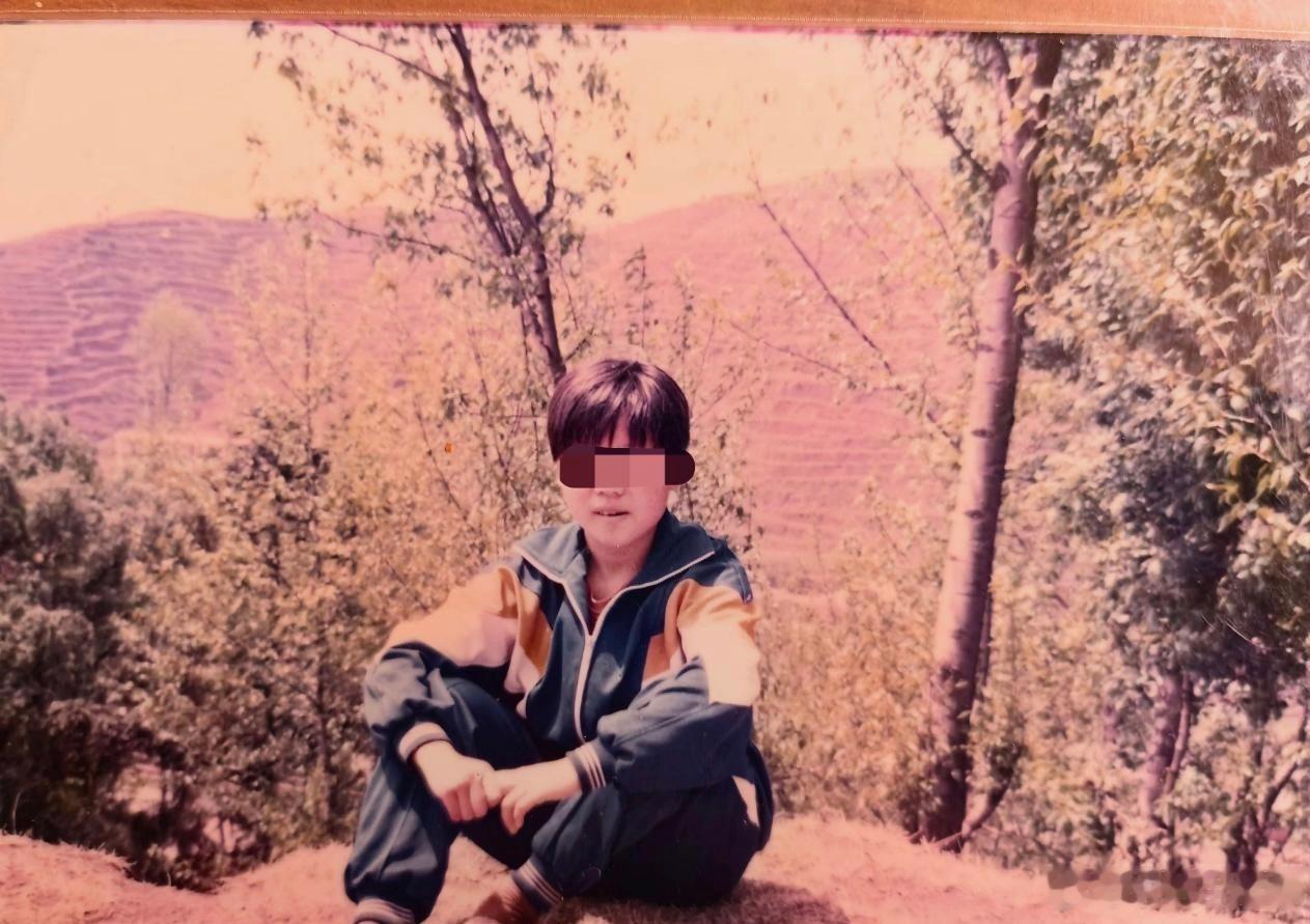 近日网上热议1999年，云南宣威19岁少女徐文素遭抢劫身中30刀惨死，主犯代某峰一审被判死刑，二审中 #死刑改死缓案或涉包庇情节#，这样的案件最好查处了，关键是关于自首的法定情节是否真实存在，如造假则改判的判决书上清清楚楚印有合议庭成员名字，还有几位合议人员的合议笔录；经过了审判委员会改判 ​
