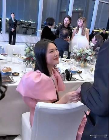 李湘16‏‎岁的女儿‎王‎诗龄﻿‎，颜值高又有‏才华‎，﻿‎在哈尔滨⁠...
