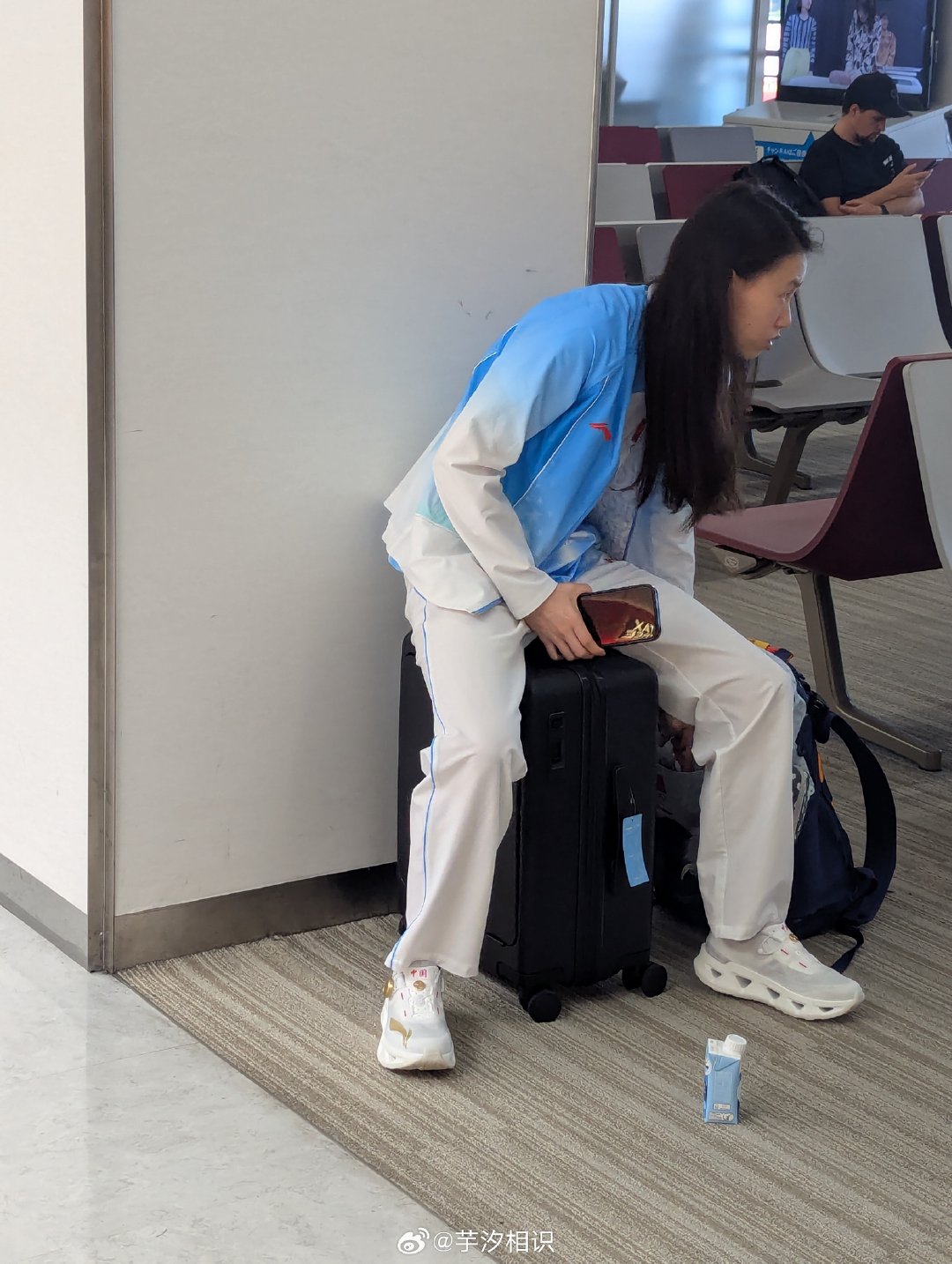 #大王找乐子[超话]# 10.1日本成田机场偶遇陈芋汐！跟乐乐说：国庆节快乐！乐乐：国庆节快乐！我：昨天送你的相册好看吗？乐乐：好看！乐乐走的时候,我说：乐乐再见！乐乐：bye bye！#陈芋汐# ​