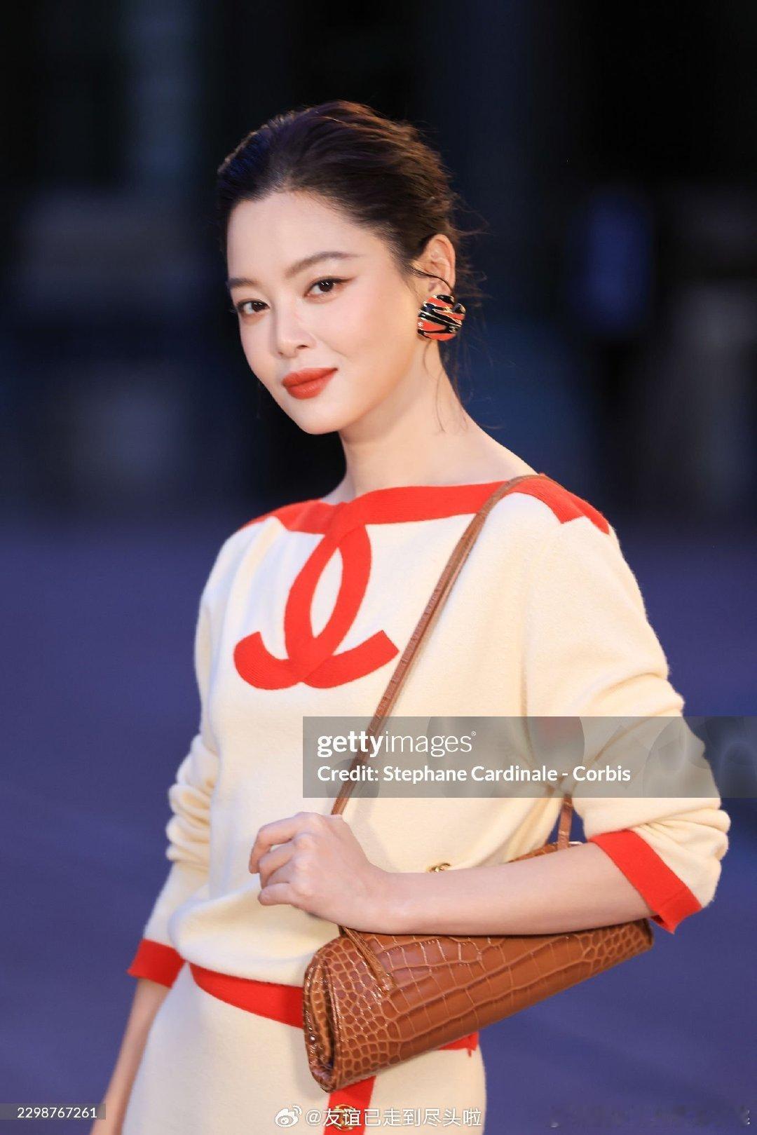 王一博，辛芷蕾巴黎时装周香奈儿大秀造型，一个披头士风，一个精致腔调，喜欢哪种风格？ 
#王一博你到底怎么了开心成这样# #王一博的保镖内场入座# #辛芷蕾chanel大秀g社生图# ​