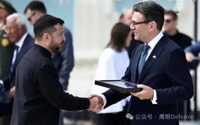 英国对乌克兰的坚定支持也赢得了丰厚回报。

两国政府签署了一项人工智能防务伙伴关系协议，英国成为首个获准访问乌克兰“复仇者”人工智能实验室战场数据的国际合作伙伴，该平台围绕500万张已标注图像构建，基于这些数据训练的人工智能模型被用于一个系统，每月分析超过10万条无人机视频，能够为人工 ​