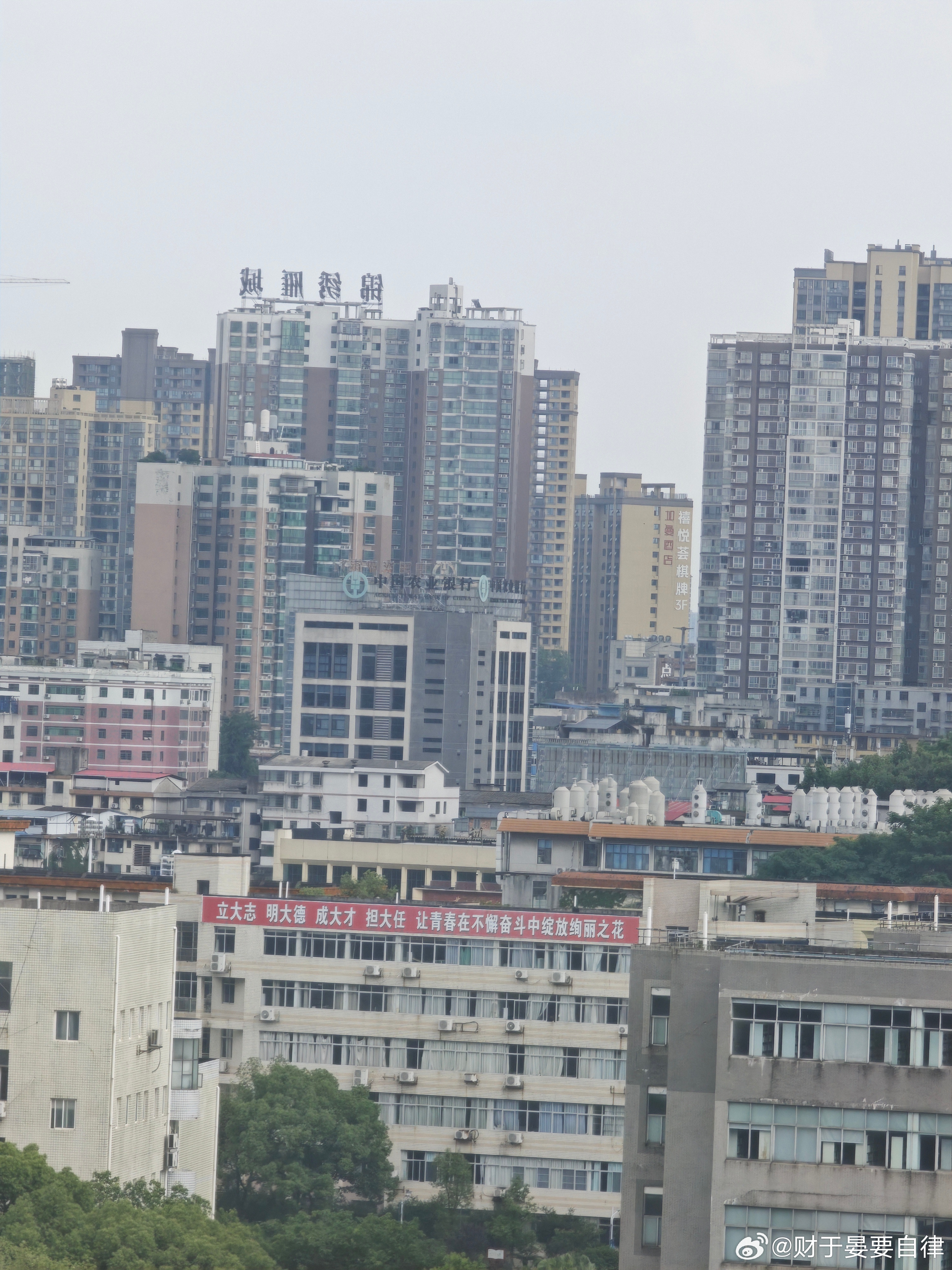   年轻人更加清醒了，不会盲目地去超前消费，  其实除了一些做生意需...