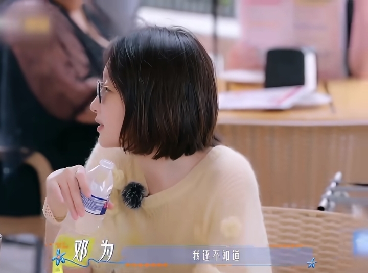 周冬雨对邓为说：我跟你说个事行吗？导游。邓为：我还不知道呢。周冬雨：导游我先给你请个假，我生理期会非常的痛。

邓为：那就你休息。周冬雨：我就会非常的虚，我尽量陪同。邓为：我们俩弄个轿子抬着你。周冬雨：行，我要黄色的轿子。

周冬雨生理期快要到了，到时候会肚子痛，还很虚，就提前跟下一站导演打招呼说明