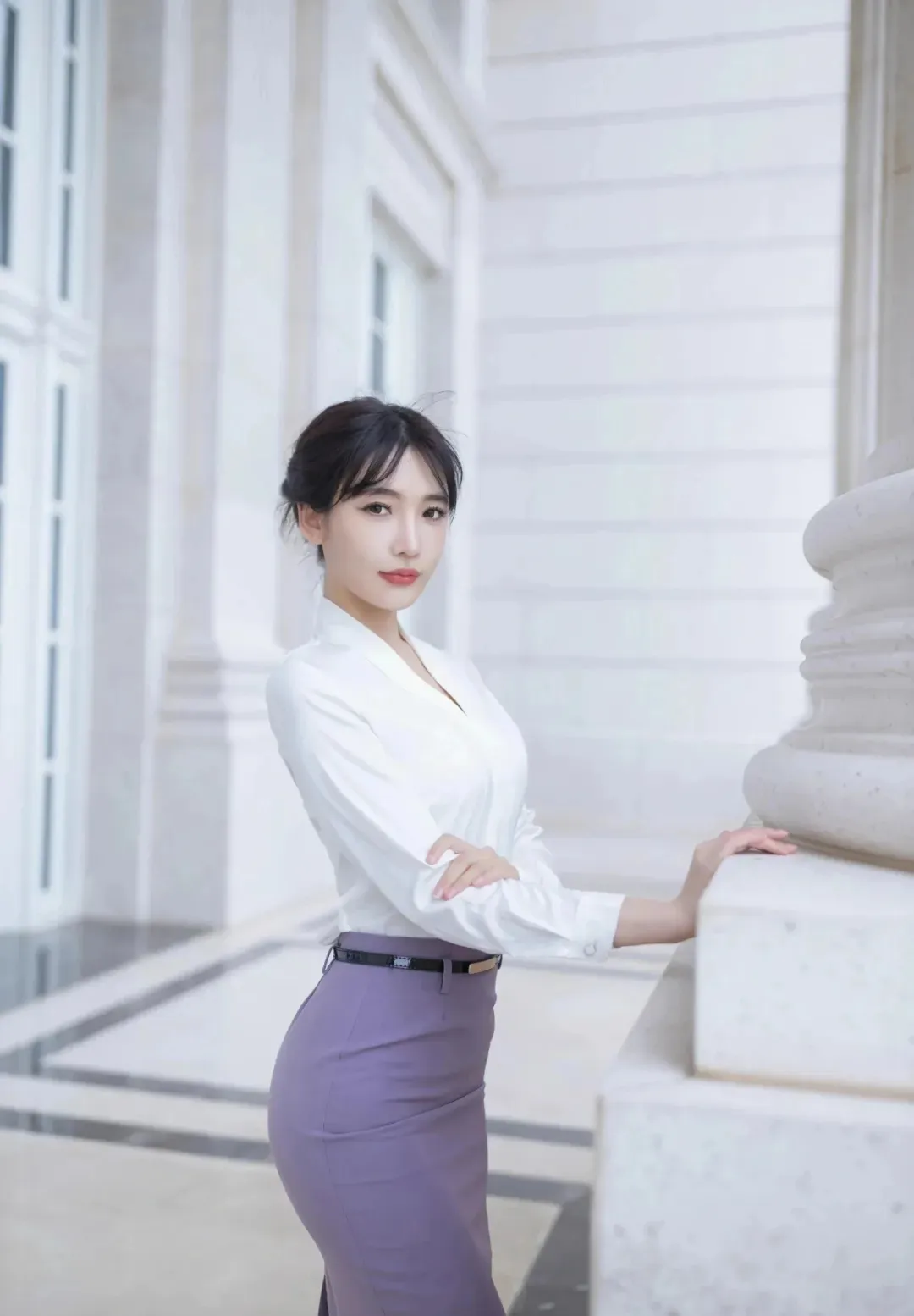 优雅白领风，白衬衫与紫裙的完美搭配，尽显职场魅力！ 职业装