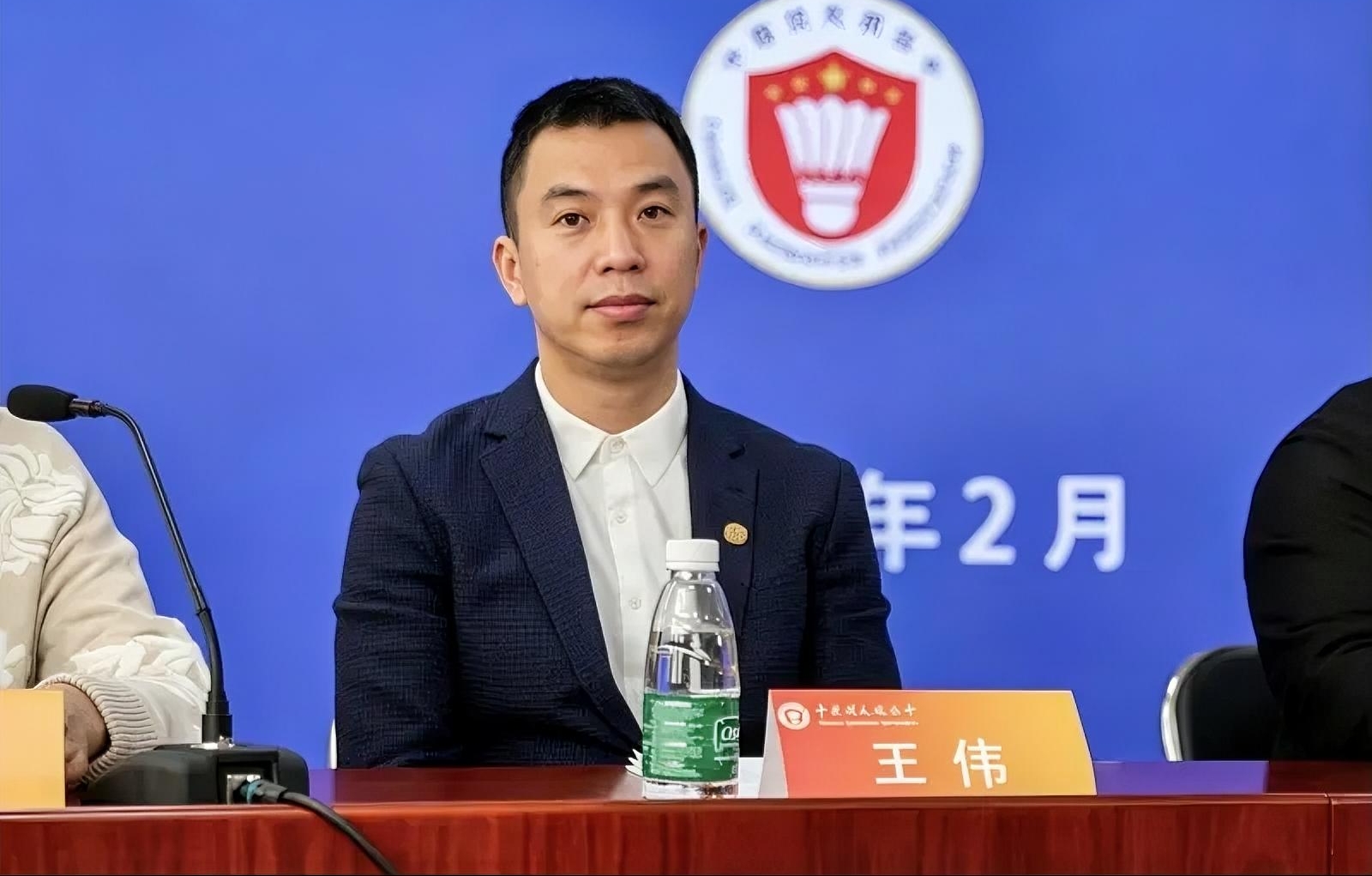 在中国羽毛球界，王伟曾是一个低调却极为关键的名字。他当运动员时，是世界青年锦标赛的混双冠军、全运会的男双金牌得主；转型教练后，又长期执掌国家队男双组，最终成为中国羽毛球协会的副主席兼秘书长，是这支“冠军之师”幕后的“大管家”。然而，2026年8月31日，中央纪委国家监委驻国家体育总局纪检监察组的一则