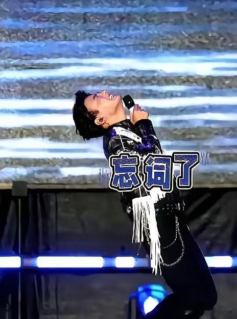 9月12日西安演唱会，海来阿木演唱途中突然大脑空白忘词，没有依靠提词器蒙混，也没有借口设备故障，直接对着话筒坦言忘词，顺势躺倒在舞台上，把脸埋起来化解尴尬。蜷在地上十几秒后起身自嘲，主动请乐队重新演奏，这段现场片段流出后收获大量好评。
 
很多人觉得，舞台演出必须做到滴水不漏，任何失误都要想尽办法遮