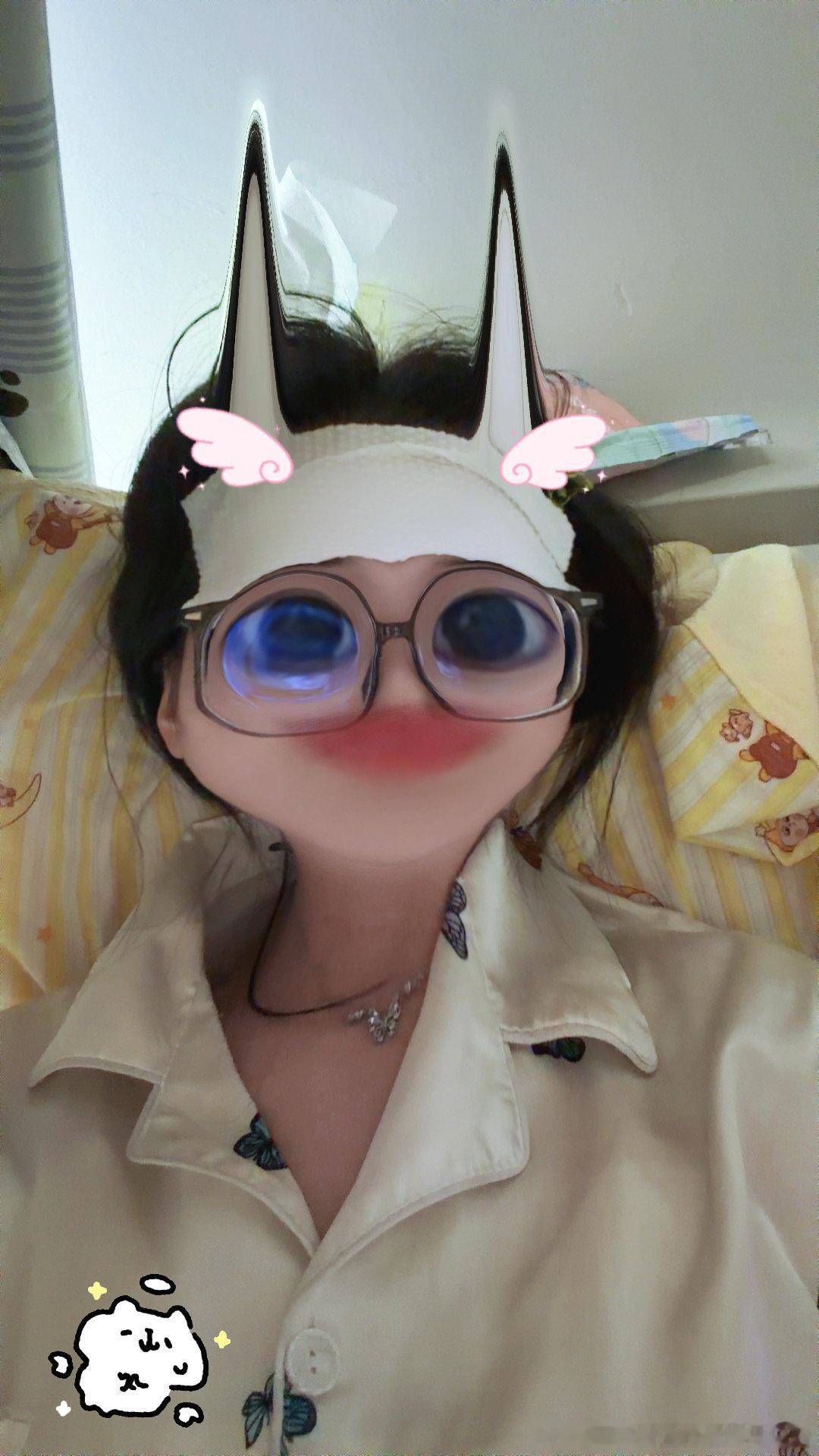 凌晨给我烧醒了 前一天晚上还在吃那么辣的螺狮粉。。。。
中午去药店买药这两盒药花了我六十八我滴老天你穷疯了吧药店
下午又烧起来了呵呵呵呵 2026你对我太差了 ​