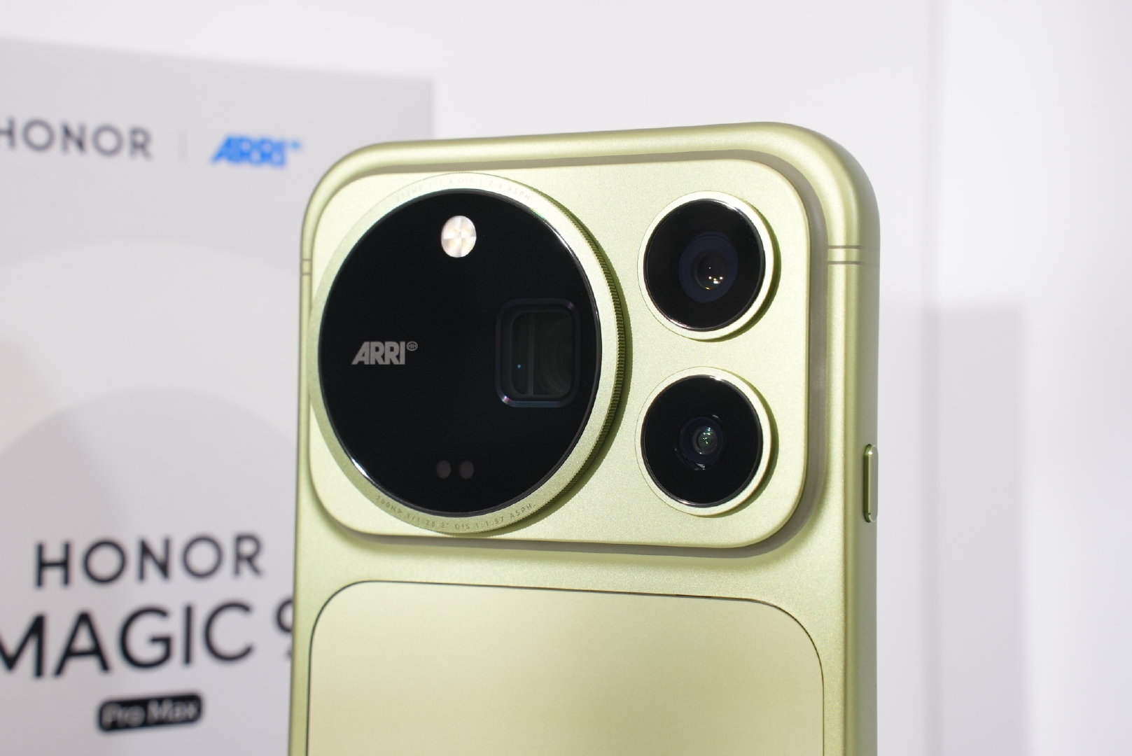 荣耀Magic9 Pro Max真机实拍

[不愧是你]渐变的苔青配色，质感真的不错，「大导之眼」镜头模组复刻了经典电影机的三镜头转轮结构

好看吗？
#短的图赏# ​