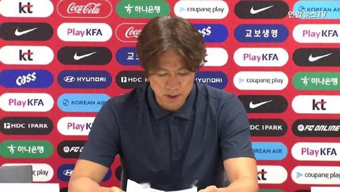 该韩媒称，洪明甫的辞职发布会甚至称不上发布会，因为并未安排提问环节。洪...
