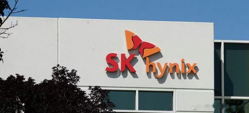 #SK海力士拟回购286亿美元股份# SK海力士宣布，公司董事会批准了一项价值40万亿韩元（约合286亿美元）的股份回购计划，并将在回购完成后全部注销，以提升股东回报。

据介绍，此次回购规模约占公司总发行股份的3.3%，预计将在未来数月内完成。作为全球HBM高带宽内存市场的重要厂商，SK海力士近年来受益 ​