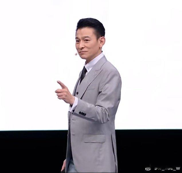 #刘德华[超话]##刘德华谈糟糕日子有价值#
65岁的刘德华在华为发布会上分享人生感悟，
糟糕的日子有价值，扛住了就是财富。
他也曾焦虑，但接受失去，别怕选错，别怕糟糕，熬过去，答案自会浮现。
#谁能看出刘德华已经65岁了# ​