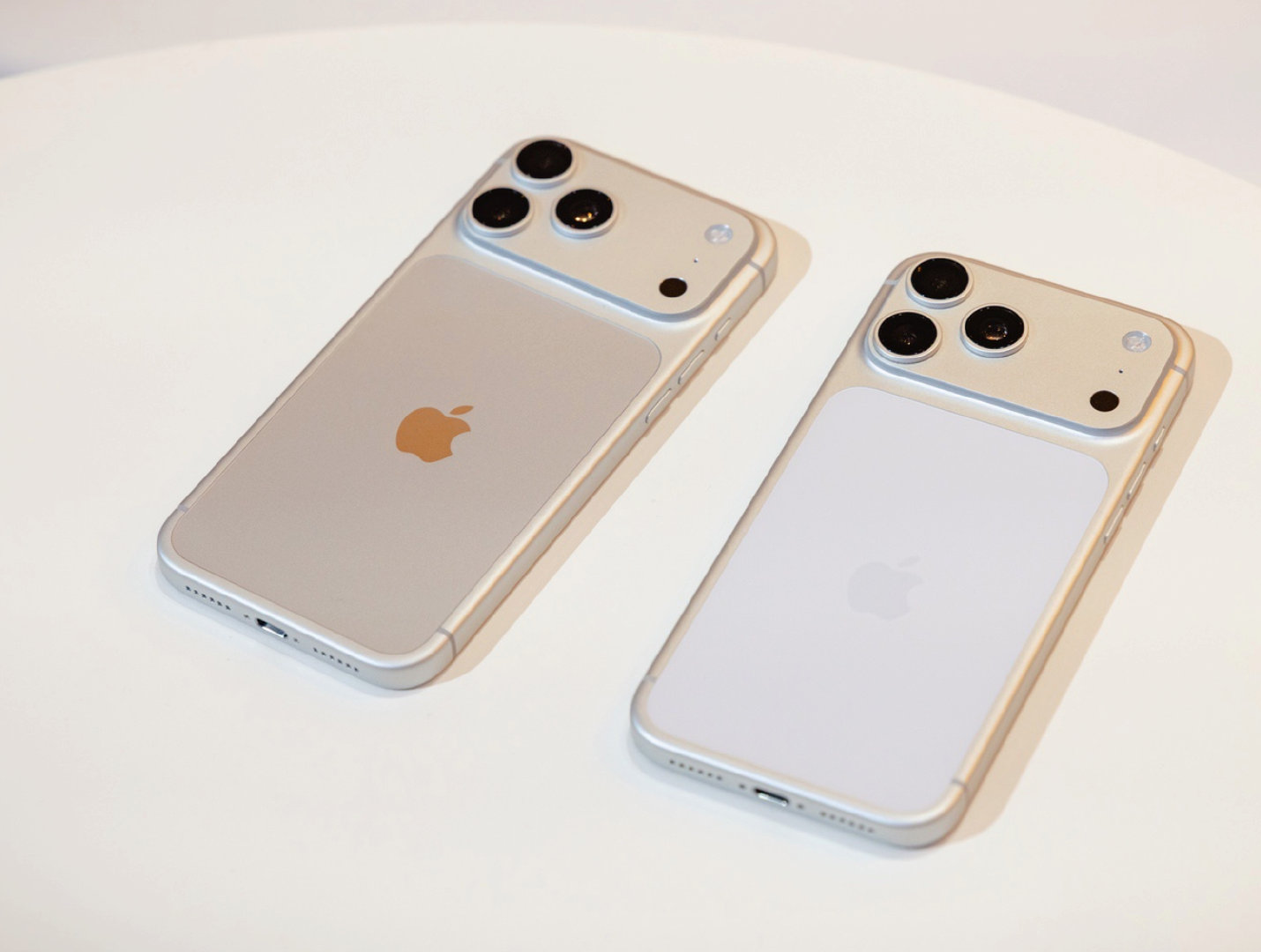 iPhone 17 Pro  银色跟iPhone 18 Pro银色还是有区别的。

嗯，前提是不能带保护壳)[并不简单] ​