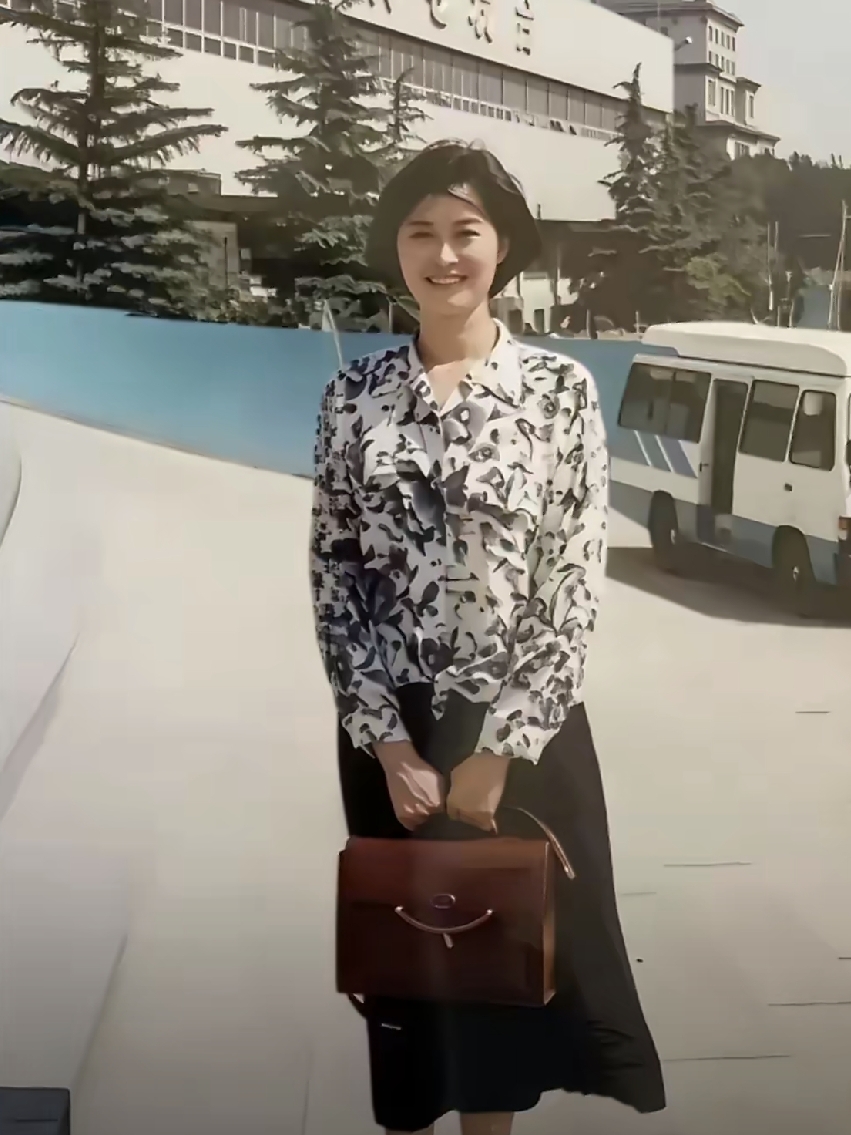 一张旧照，把时间拉回1994年春天。央视老楼门前，敬一丹驻足留影。那一年，她39岁，穿着简洁，笑容不张扬，却透着一股从容和知性。没有美颜滤镜的年代，照片反而更耐看。她站在那里，像一阵春风，温和却有力量。后来，她成了无数观众熟悉的主持人，也成了一段电视记忆。再看这张照片，才懂什么叫岁月不败美人。你对她
