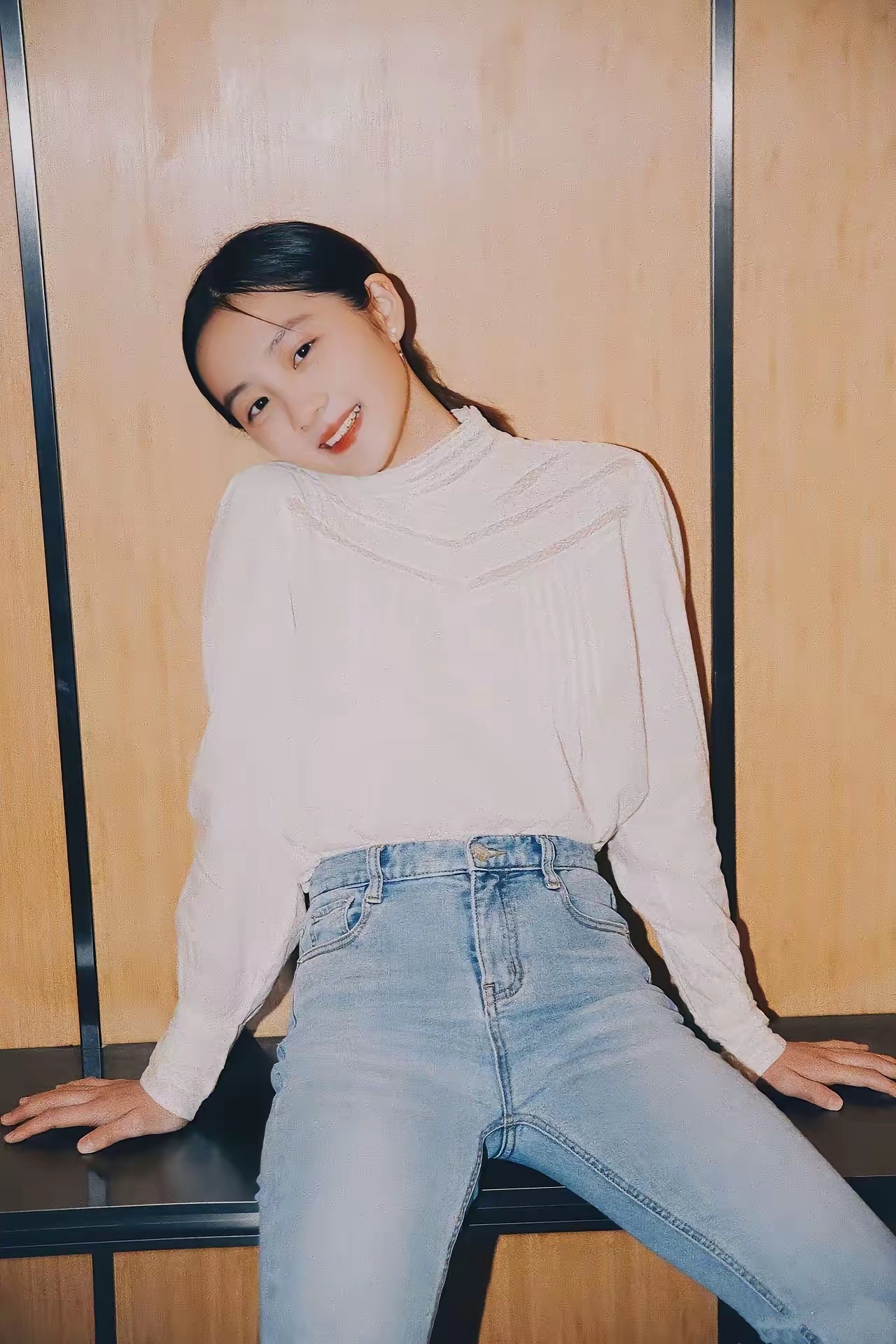 黄磊把小女儿推出来炒作了，假如不想孩子曝光，就不会发出关于孩子的视频，发了就说明想主动引导孩子的流量。
​​家幸亏只有两个女儿，不然所有女儿都被他们养废了。大女儿黄多多，从小被压制要懂事，听话，做乖乖女，最后呢，自由了以后叛逆的不得了。
​​说白了，就是孙莉常年不演戏，在家就是摆弄 ​