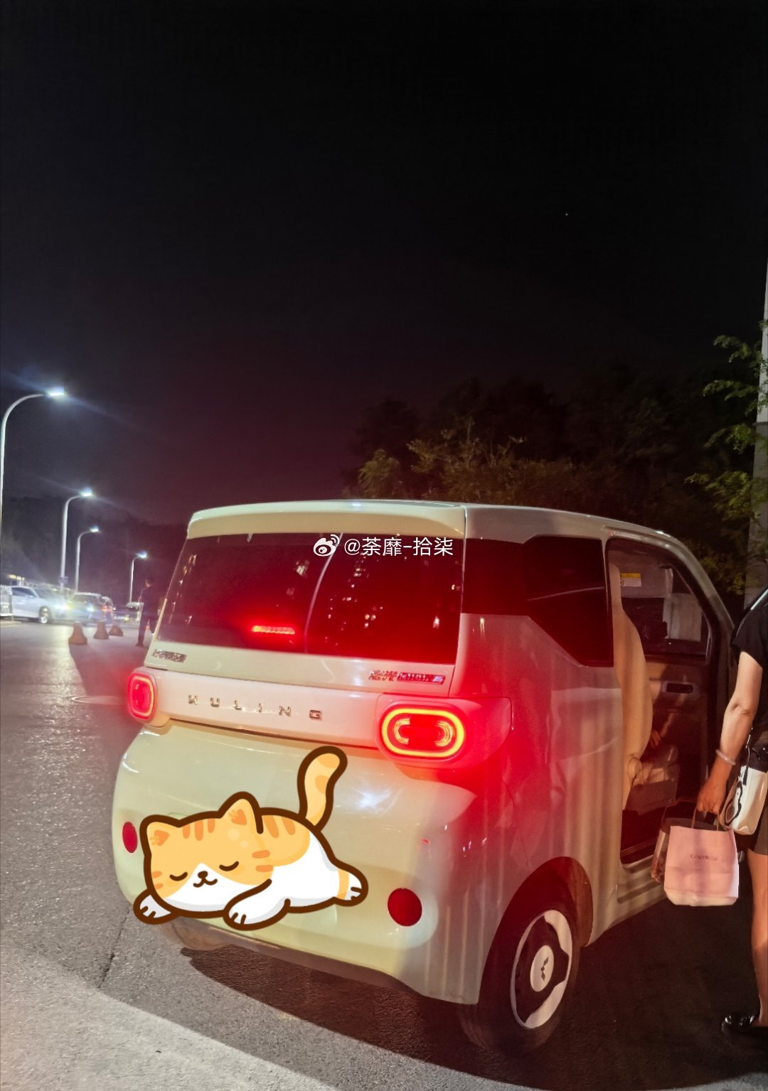 现在什么车都能跑滴滴了吗？别人四个人，打了一个这个车！我忍住不笑出声！哈哈哈哈哈！ ​