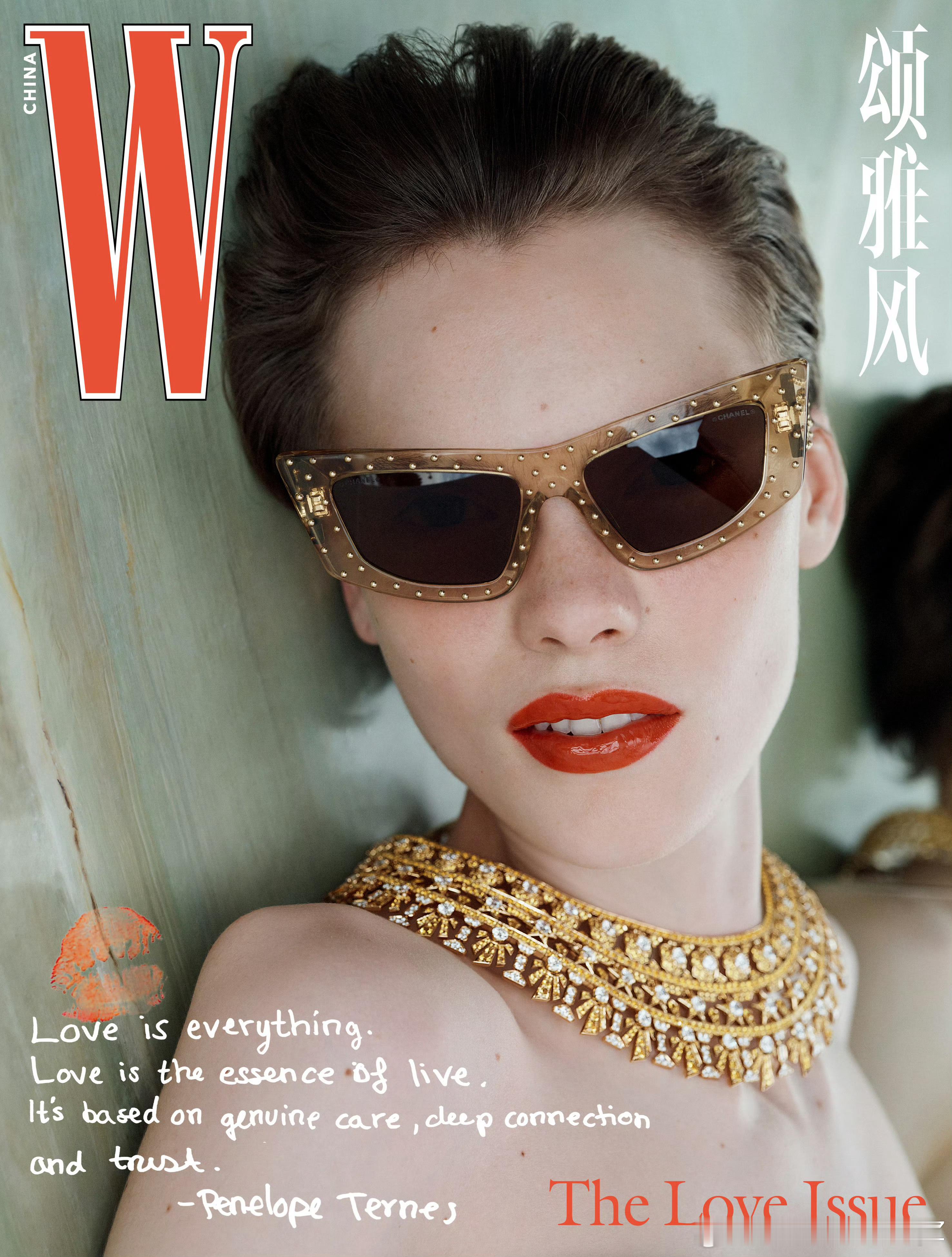 W 中文版的「The Love Issue」，跨越上海、纽约、东京和巴黎全球四城、数月企划打造，邀来辛芷蕾、A$AP Rocky、冈本多绪、Penelope Tornes 出镜演绎，关于「爱」的讨论与思考。

鲜少为杂志出镜的 CHANEL 艺术总监 Matthieu Blazy 亦接受了亚洲独家专访及拍摄。在康朋街31号的露台，摄影师 Mark Power  ​