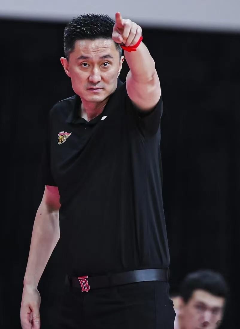 重磅消息！朱芳雨正式卸任广东宏远总经理，九年管理层生涯画上句号。201...