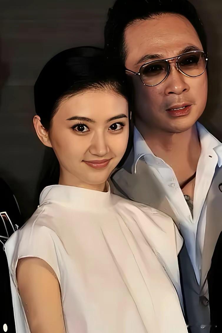 我敢打赌
三位大佬情愿给她当配角
不是她家里有矿？而是她具备影视圈大佬严选的标准。

想当年景甜刚从学校毕业，
韩国第一美女金喜善，
内地实力派孙红雷，
香港演技派吴镇宇，
大家合力做她配角抬她，
你看她后来那几年，从国内拍到好莱坞，比国际章都要拉风。
大家那时都在猜想她家有矿。

其实不是，其实景
