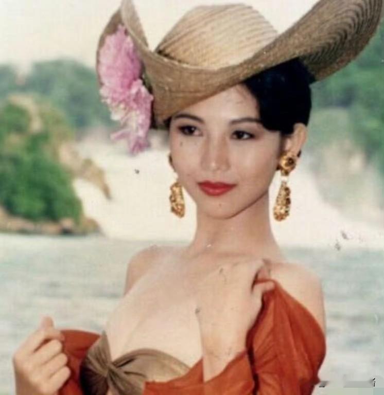 蔡少芬，
年轻时的时候真是万人迷啊，
谁见了谁不得多瞅两眼啊？



翻看蔡少芬年轻时的老照片，
明艳灵动，港风氛围感直接拉满，
五官舒展，自带鲜活劲儿，
没有美颜滤镜，美得很有辨识度，
身材也是相当火辣，风情万种啊！


以前港星各有各的韵味，
真不是现在流水线脸能比的。
蔡少芬