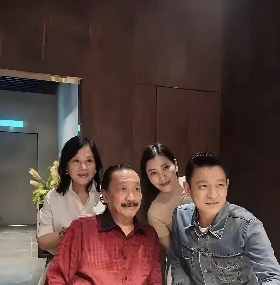 刘德华陪伴朱丽蒨回到马来西亚的家乡，和她的岳父陈志远一家共进晚餐。