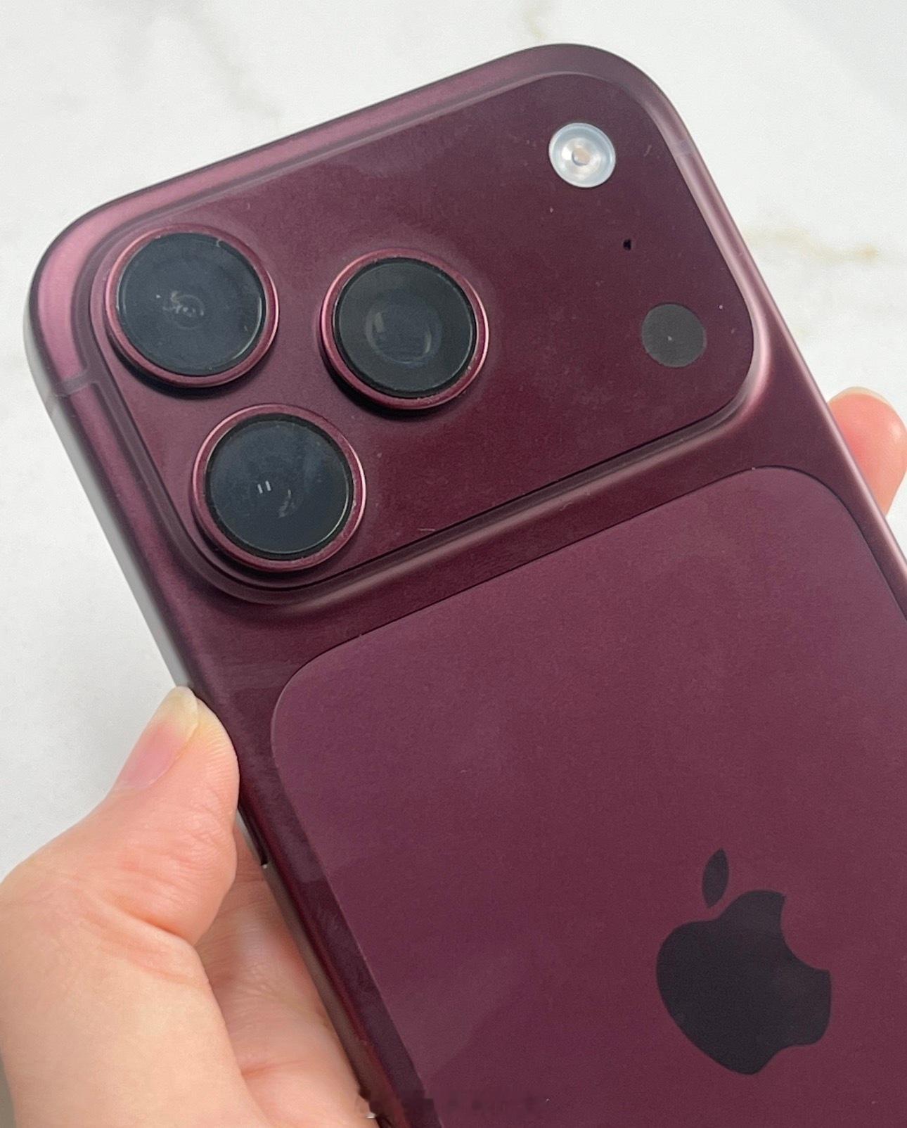 iPhone 18 Pro系列刚发售，首批用户便集中反馈频繁死机与外壳掉漆等问题，引发全网对品控的质疑，不过官方与经销商已给出初步回应。 一、系统频繁死机重启- Panic Full现象：多名用户反馈