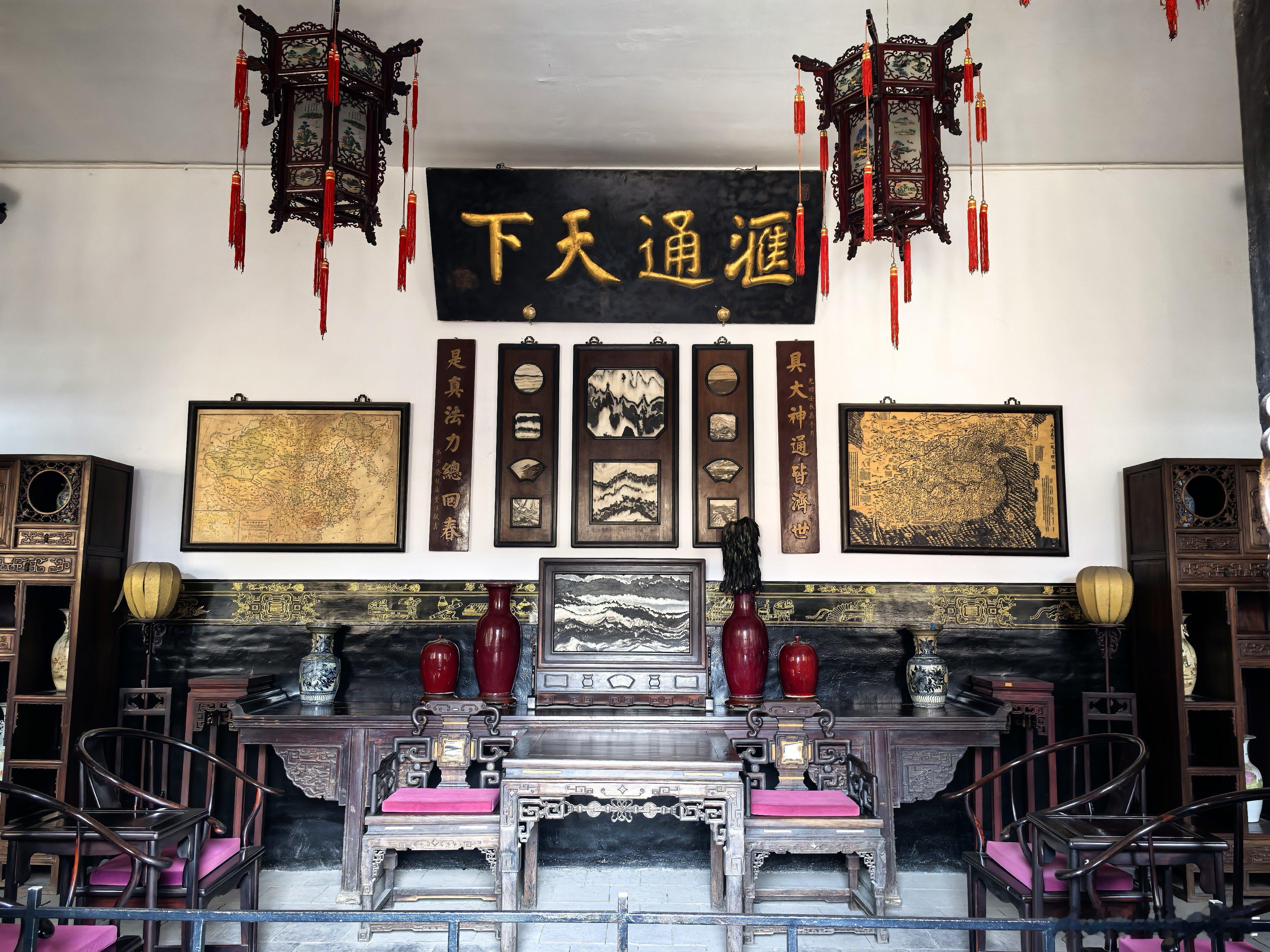 #行走#   晋中｜乔家大院
“皇家有故宫，民宅看乔家。”

八月，行走在祁县百年老宅乔家大院的四堂一园之间，目光被层层递进的院落吸引，也轻轻落在了精巧的木雕、砖雕、石雕之上。

顿时，脑海中浮现出张艺谋导演的电影《大红灯笼高高挂》的经典画面，想起了央视电视剧《乔家大院》讲述的乔家“货通天 ​